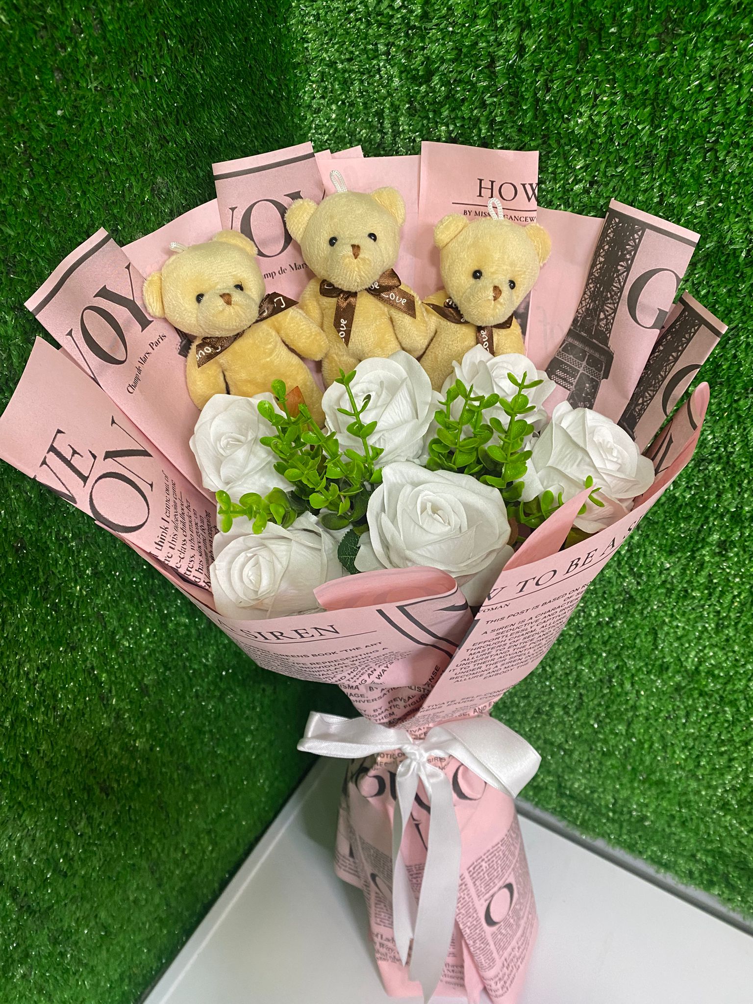 Üçlü Ayıcık & Beyaz Gül Özel Tasarım Buketi